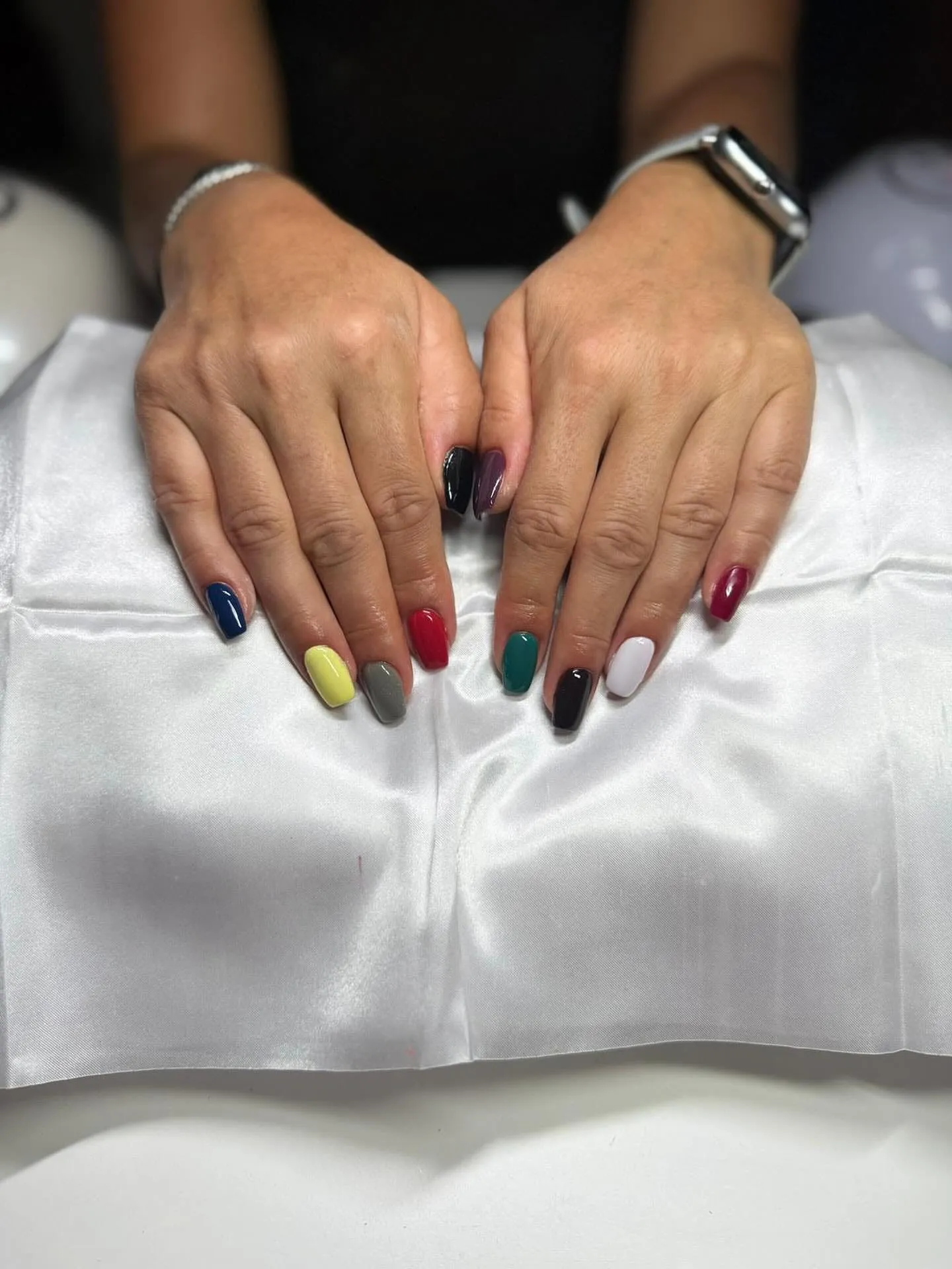 Razigrani rainbow nokti