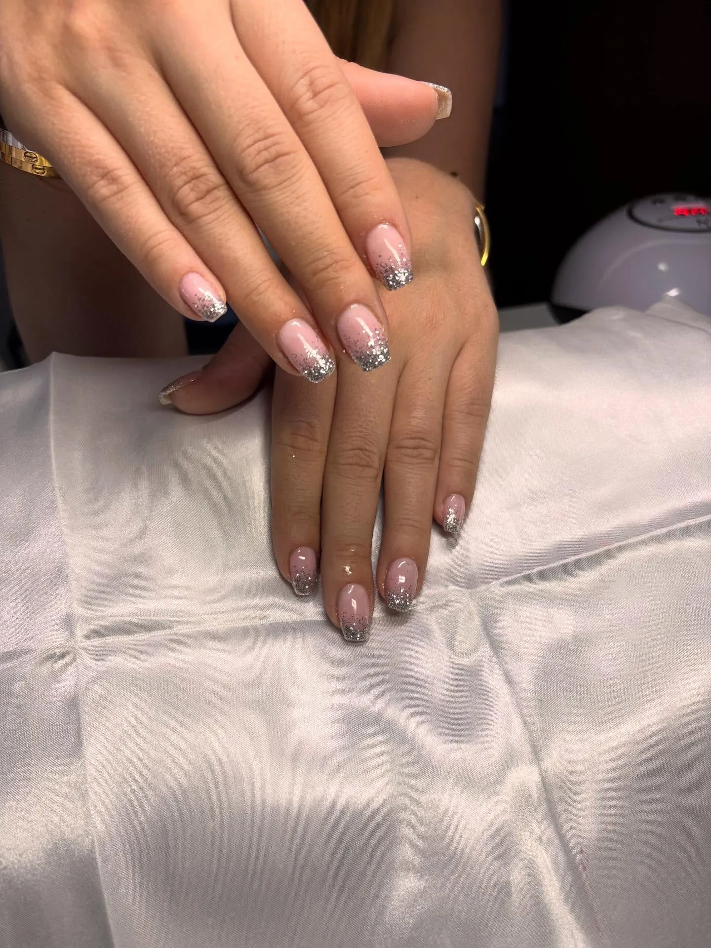 Nude podloga sa srebrnim glitter vrhovima